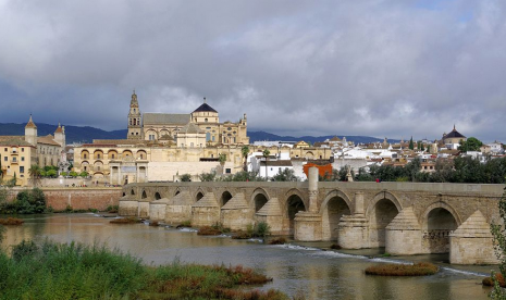 Umat Islam dipaksa murtad usai Dinasti Umayyah runtuh di Spanyol. (ilustrasi) jembatan roma menghubungkan dekat masjid-katedral Kordoba