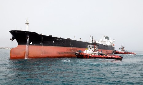 (Ilustrasi) Kapal tanker Iran ditambatkan di Pulau Kharg, di Teluk Persia, Iran selatan, 12 Maret 2017. Pemerintah AS pada 2 November 2018 mengumumkan akan memberlakukan kembali sanksi yang telah dicabut berdasarkan kesepakatan nuklir Iran. Lima negara termasuk Amerika Serikat membuat kesepakatan dengan Iran pada 2015 yang mencabut sanksi. 