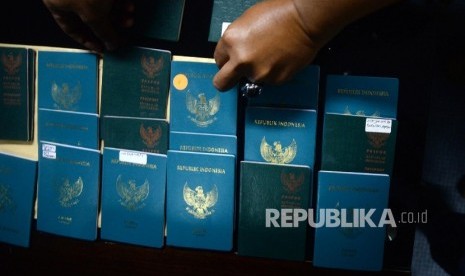 Paspor milik tenaga kerja Indonesia dikumpulkan untuk pemeriksaan (Ilustrasi).