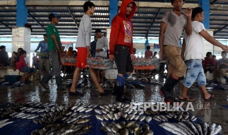 [ilustrasi] Pekerja membawa ikan di Tempat Pelelangan Ikan Paotere (TPI) Paotere, Makassar, Sulawesi Selatan. Pada masa libur Lebaran, harga ikan biasanya mengalami kenaikan.