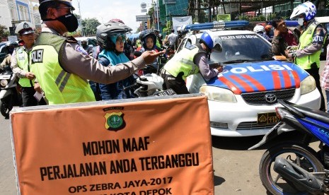 [ilustrasi] Polisi memeriksa kelengkapan surat pengendara saat Operasi Zebra Jaya 2017 di depan Terminal Depok, Jawa Barat, Senin (6/11). 