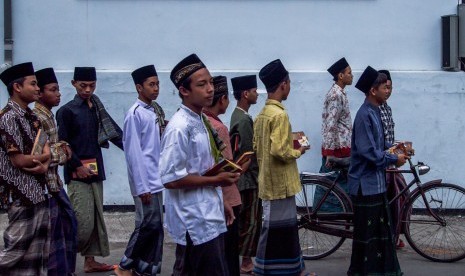 Anggota DPR Sebut tak Ada Potongan Bantuan Pesantren. Foto: [ilustrasi] Sekolompok santri di sebuah pondok pesantren di Jawa Timur.