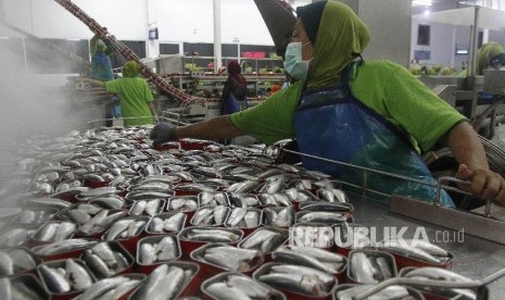 [ilustrasi] Seorang pekerja melakukan pengisian ikan dalam kaleng di pabrik sarden.