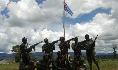 [ilustrasi] Tentara Pembebasan Nasional Papua Barat (TPNPB) berpose dengan latar bendera Bintang Kejora.