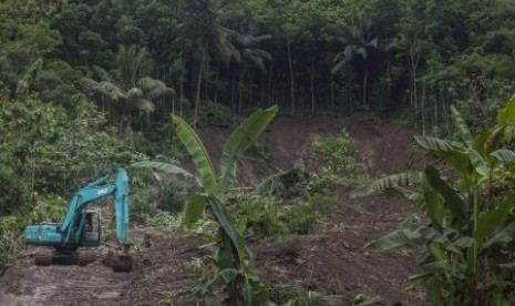 Masyarakat Diminta Siap Hadapi Bahaya Hidrometeorologi. Foto : [Ilustrasi] Tingginya intensitas hujan di Yogyakarta menyebabkan bencana tanah longsor di Pendoworejo, Girimulyo, Kulonprogo, DI Yogyakarta, Rabu (29/11). Petugas menggunakan alat berat guna membersihkan material lonsor yang menutup akses jalan di wilayah itu, Kamis (30/11). 