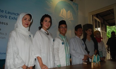 (ka-ki): Chiki Fawzi, Acha Septriasa, H. Uci Armisi, Archie Wiria, Acha Septriasa saat peluncuran 'Qur'an Indonesia Project'