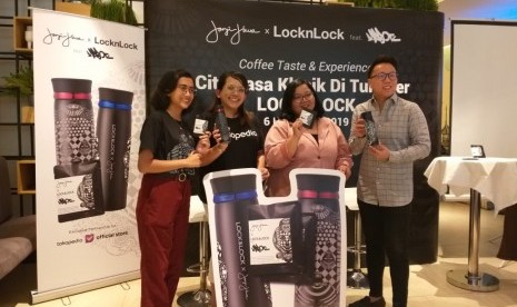 (Ka-ki) Owner Janji Jiwa Billy Kurniawan, Public Relation Lock&Lock; Indonesia Astini Asputri, Business Merchant Partnership Senior Lead Traveloka Rizki Widyastuti, dalam acara launching tumbler Lock&Lock; di Jakarta Pusat, Rabu (6/11).