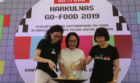 (kanan-kiri) Catherine Hindra Sutjahyo - Chief Food Officer Gojek Group, Nila Marita - Chief Corporate Affairs Gojek, dan Marsela Renata - Senior Marketing Manager Gofood mengaduk gado-gado sebagai simbolisasi pembukaan Harkulnas Gofood 2019. 