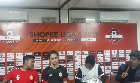 (Kedua dari kiri) Pelatih Bhayangkara FC, Paul Munster dan Alsan Sanda dalam konferensi pers jelang laga antara Bhayangkara FC melawan Persija Jakarta, di Stadion PTIK, Jakarta, Selasa (3/12).