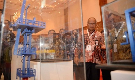 Kelapa Satuan Kerja Khusus Pelaksana Kegiatan Usaha Hulu Minyak dan Gas Bumi (SKK Migas) Amien Sunaryadi melihat stand pameran usai pembukaan Indonesia Supply Chain Management (SCM) Summit 2015, Jakarta, Selasa (14/4). (Republika/ Yasin Habibi)