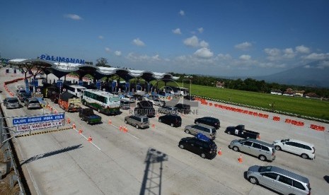 Kendaraan memasuki gerbang keluar Palimanan Jalan Tol Cipali, Jawa Barat, Senin (13/7).   (Republika/Raisan Al Farisi)