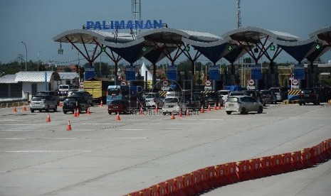 Kendaraan memasuki gerbang keluar Palimanan Jalan Tol Cipali, Jawa Barat, Senin (13/7).   (Republika/Raisan Al Farisi)