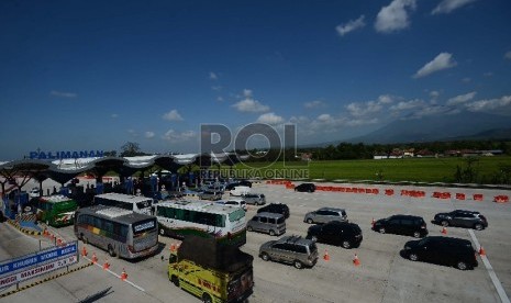 Kendaraan memasuki gerbang keluar Palimanan Jalan Tol Cipali, Jawa Barat.   (Republika/Raisan Al Farisi)