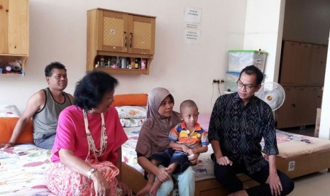 ???Ketua dan pendiri YKAKI Ira Soelistyo dengan Corporate Communication PT Sumber Alfaria Trijaya Tbk Nur Rachman di Rumah Singgah YKAKI Cempaka Putit, Jakarta, Kamis (19/1).