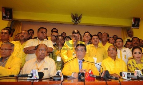 Ketua Umum Golkar Munas Ancol, Agung Laksono (tengah) mengadakan jumpa pers usai putusan sidang Mahkamah Partai Golkar di Kantor DPP Golkar, Slipi, Jakarta Barat, Selasa (3/3).   (Republika/Agung Supriyanto)