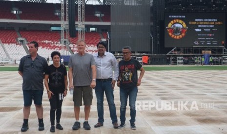 (Ki-K) GNR Tour Representative Ron Chamberlain, Promotor Third Eye Management Samantha Tzovolos,  GNR Production Manager Dale Skjerseth, CEO Bookmyshow Sudir  Syahl, dan Perwakilan Promotor Adib Hidayat di depan panggung konser Guns N' Roses di Stadion Gelora Bung Karno, Senayan, Jakarta Selatan, Selasa (6/11).