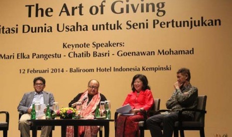 (ki-ka) Abduh Aziz, Jaya Suprana, Menteri Pariwisata dan Ekonomi Kreatif Mari Elka Pangestu serta Goenawan Mohamad dalam Diskusi Panel mengenai Ekonomi Kreatif dengan Tema 'The Arts of Giving', Rabu (12/2) malam.