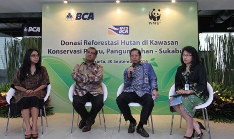 (Ki-Ka): Direktur Marketing WWF-Indonesia Devy Suradji, CEO WWF-Indonesia Efransjah, Presiden Direktur BCA Jahja Setiaatmadja & Sekretaris Perusahaan BCA Inge Setiawati pada Press Conference Donasi Reforestasi Hutan di Kawasan Konservasi Penyu, Pangumbahan