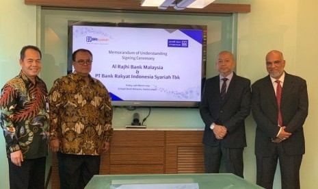 (ki-ka) Direktur Operasional BRIsyariah Wildan, Direktur Utama BRIsyaria Moch. Hadi Santoso, Chief Operating Officer of Al Rajhi Bank Malaysia Zarir Mohd Rawi usai penandatanganan MoU