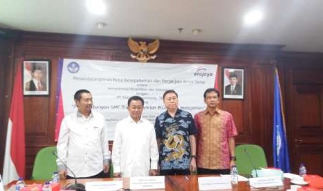 (Ki-ka) Direktur Pembinaan SMK M. Bakrun, Dirjen Pendidikan Dasar dan Menengah Hamid Muhammad, CEO PT Erajaya Swasembada Hasan Aula, foto bersama usai menandatangi nota kesepahaman dan kerja sama antara Kemendikbud dengan PT Erajaya dalam merevitalisasi SMK, di Gedung E Kemendikbud, Senayan Jakarta, Kamis (16/8).