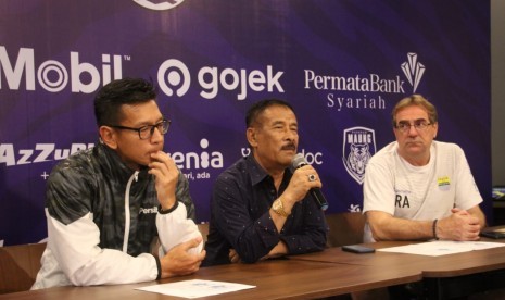 (ki-ka) Direktur PT Persib Bandung Bermartabat Teddy Tjahyono, manajer Persib Bandung Umuh Muchtar dan pelatih Persib Bandung Robert Rene Alberts di Graha Persib, Jalan Sulanjana, Kota Bandung, Kamis (15/8). 