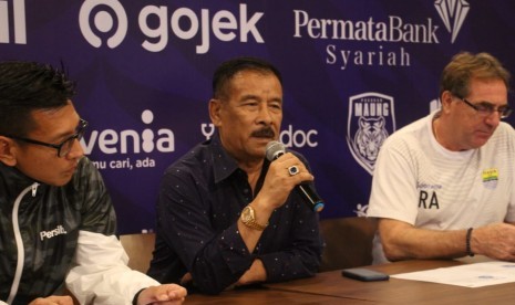 Manajer Persib Bandung Umuh Muchtar (tengah).