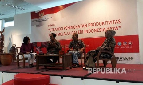 (Ki-ka) Direktur Utama LLP KUMKM Ahmad Zabadi, Pengamat UKM Samsul Hadi dan Pemilik brand Poes Craft Ita Yudi dalam forum diskusi bertema Strategi Peningkatan Produktivitas KUKM melalui Galeri Indonesia WOW di Gedung Smesco Jakarta, Jumat (2/6).