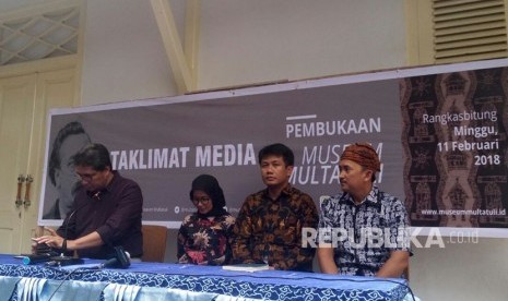 (ki-ka) Dirjen Kebudayaan Kemendikbud Hilmar Farid, Bupati Kabupaten Lebak Iti Octavia, Sejarawan Bonnie Triyana, dan Wakil Bupati Lebak Ade Sumardi saat menggelar Taklimat Media usai meresmikan museum Multatuli di di Jalan Alun-alun Timur Nomor 8, Kecamatan Rangkasbitung, Kabupaten Lebak, Banten, Ahad (11/2).