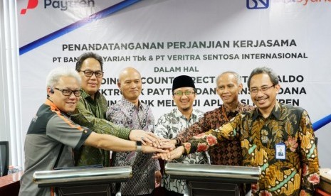  (Ki-ka): Dirut Paytren Hari Prabowo, Direktur Bisnis Ritel BRIsyariah Fidri Arnaldy, Dirut BRIsyariah Ngatari, Komisaris Paytren Ustadz Yusuf Mansur, Direktur Operasional BRI syariah Fahmi Subandi, Direktur Bisnis Komersial BRIsyariah Kokok Alun Akbar