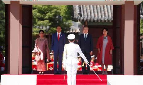 (left to right) Indonesian First Lady Iriana Joko Widodo, Indonesian President Joko Widodo, South Korean President Moon Jae-in and First Lady Kim Jung-sook, inspect guard of honors at Changdeokgung Palace, Seoul, South Korea, Monday (Sept 10). Jokowi is in two days state visit to South Korea. 