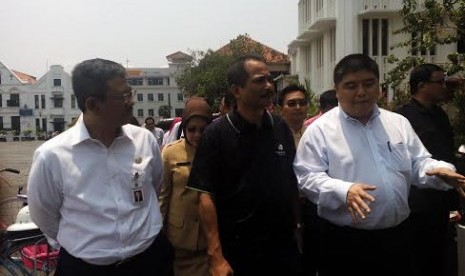 (ki-ka): Kepala Dinas Pariwisata DKI Jakarta Arief Budiman, Menteri Pariwisata Arif Yahya dan Ketua Board of Executives Jakarta Old Town Revitalization Lee Che Wei  saat mengunjungi Kota Tua