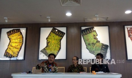 (ki-ka) Kepala Perpustakaan Nasional Muhammad Syarif Bando, Direktur Pendidikan Tinggi, Iptek dan Kebudayaan Kementerian PPN/Bappenas Amich Alhumami, dan Koordinator Pustaka Bergerak Nirwan Ahmad Arsuka sedang menggelar konferensi pers untuk Persiapan Seminar Nasional Literasi dan Pembangunan Sosial-Ekonomi, di Gd. Perpustakaan Nasional, Gambir, Selasa (20/2).