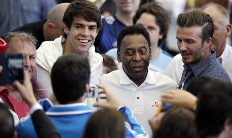 (ki-ka) Legenda Brasil Zico, Kaka, dan Pele serta mantan pemain timnas Inggris David Beckham di Stadion Maracana, Rio de Janeiro.