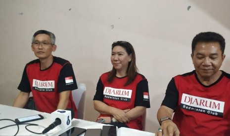 (ki-ka) Manager Tim PB Djarum Fung Permadi, legenda bulutangkis Susy Susanti dan Sekjen PBSI Achmad Budiharto di GOR Satria, Purwokerto, Senin (9/9). 