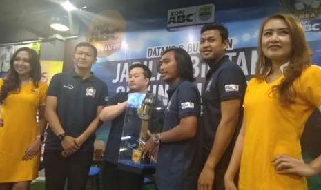 (Ki-ka) Mantan pemain Persib Bandung Zaenal Arif, Brand Manager Kopi ABC Gaus Gunawan, pemain Persib Hariono dan M Natsir di Graha Persib, Bandung, Selasa (7/8). 