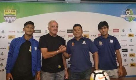 (Ki-ka) Pemain Persib Bandung Indra Mustafa, pelatih Persib Mario Gomez, caretaker Sriwijaya FC Subangkit dan pemain Sriwijaya FC Zalnando di Graha Persib, Bandung, Jumat (3/8).