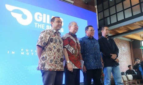 (Ki-ka) Presiden Direktur Seven Events, Romi; Ketua Gaikindo Yohannes Nangoi; Ketua Penyelenggara GIIAS 2019 yang juga Ketua III Gaikindo, Rizwan Alamsjah; dan Project Director Seven Events, Agus Riyadi (baju hitam) memberikan keterangan pers mengenai ‘Gaikindo Indonesia International Auto Show (GIIAS) The Series’ 2019 di Jakarta Selatan, Selasa (26/2). 