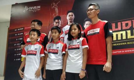 (Ki-ka) Program Director Bakti Olahraga Djarum Foundation Yoppy Rosolimin, atlet beasiswa Djarum, dan Manajer Tim PB Djarum Fung Permadi dalam konferensi pers final Audisi Umum Djarum Beasiswa Bulutangkis 2018 di GOR Jati, Kudus, Kamis (6/9). 