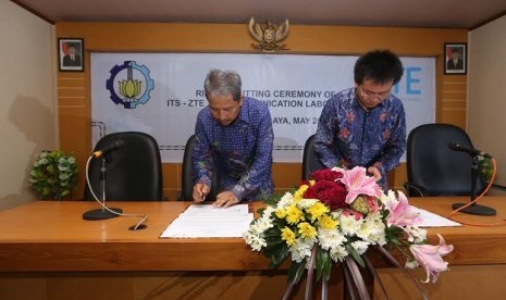  (ki-ka) Rektor Institut Teknologi Sepuluh Nopember (ITS) Prof. Ir. Joni Hermana bersama President Director PT ZTE Indonesia Mei Zhonghua tengah menandatangi perjanjian kerja sama antara ZTE dan ITS dalam menyediakan fasilitas dan dana penelitian bagi para