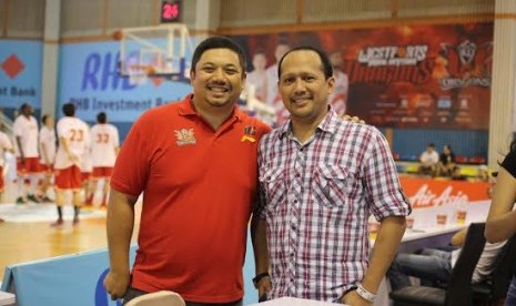 (ki-ka): Ruben Gnanalingam dan Ridi Djajakusuma foto bersama usai pertandingan WMD di ABL