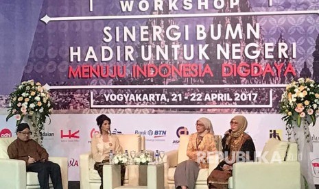 (ki-ka) Suryopratomo, Ammalia E Maulana, Desi Arryani dan Dwie Aroem dalam seminar bertajuk Sinergi BUMN Hadir Untuk Negeri Menuju Indonesia Digdaya yang diselenggarakan dalam rangkaian HUT BUMN Bersama di Yogyakarta, Jumat (21/4).