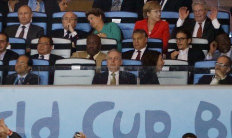 (ki-ka) Vladimir Putin, Sepp Blatter, Dilma Rousseff, Angela Merkel and Joachim Gauck saat menyaksikan final Piala Dunia 2014.