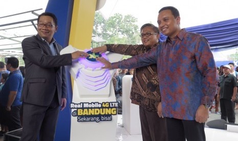 ( ki-ka ) Walikota Bandung Ridwan Kamil, Dirjen Sumber Daya dan Perangkat Pos dan Informatika Dr. Muhammad Budi Setiawan, Direktur Service Management XL Ongki Kurniawan dalam acara peluncuran uji coba layanan 4G Bandung  di Paris Van Java, Bandung. Jumat (