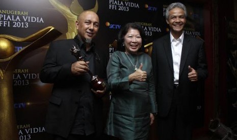 (ki-ka): Zairin Zain (Produser film Pahlawan Terlupakan), Mari Elka Pangestu (Menteri Pariwisata dan Ekonomi Kreatif), Ganjar Pranowo (Gubernur Jawa Tengah) dalam malam penganugerahan Piala Vidia 2013