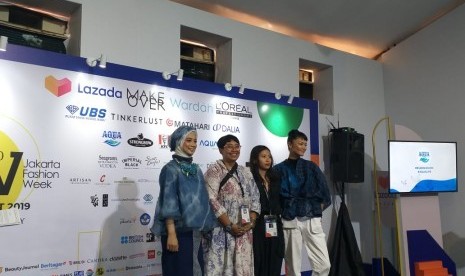 (Kika) Brand Director Danone AQUA Intan Ayu, Part of IIYH collective Ika Vantiani, Creative Director of fbudi Felicia Budi dan model Kelly Tandiono pada konferensi jelang fashion show Innovation for Goodness di Jakarta Fashion Week 2020, Jaksel, Jumat (25/10).