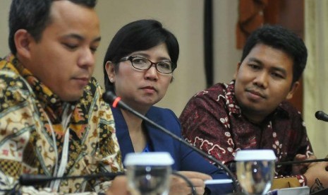 (kika) Chief Economist Mandiri Sekuritas Aldian Taloputra, Chief Economist Bank Mandiri Destry Damayanti dan Head of Fixed Income Analyst Mandiri Sekuritas Handi Yunianto menyampaikan paparanvMacroeconomic Outlook di Plaza Mandiri,Jakarta, Senin (9/10)