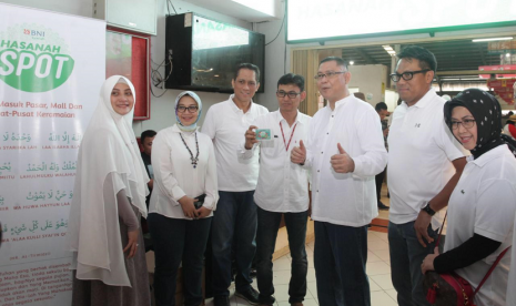 (Kika) Corporate Secretary BNI Syariah, Rima Dwi Permatasari, Direktur Bisnis SME dan Komersial BNI Syariah, Dhias Widhiyati, GM Divisi Pengembangan Perusahaan Anak BNI, Teddy Erdius E. Saputra, Manager BTC dan Pasar Modern Bintaro, Tri Murhayanto, Direktur Utama BNI Syariah, Abdullah Firman Wibowo, Pemimpin Wilayah BNI Jakarta BSD, Henry Panjaitan, Direktur Kepatuhan dan Risiko BNI Syariah, Tribuana Tunggadewi saat mengunjungi HASANAH Spot BNI Syariah di Pasar Modern Bintaro, Tangerang Selatan (17/2/2019).