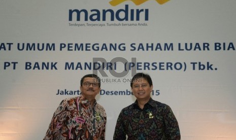  (Kika) Direktur Distributions Bank Mandiri Sentot A. Sentausa dan Dirut Bank Mandiri Budi G. Sadikin berbincang setelah Rapat Umum Pemegang Saham Luar Biasa (RUPSLB ) Bank Mandiri di Jakarta, Jumat (18/12).