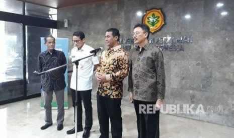 (Kika) Menteri Pertanian Andi Amran Sulaiman (batik tengah) bersama Wakil Gubernur DKI Jakarta Sandiaga Uno melakukan konferensi pers menjaga stabilisasi harga pangan di Jakarta jelang Ramadhan dan Idul Fitri, Rabu (28/3).