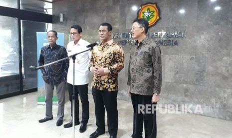 (Kika) Menteri Pertanian Andi Amran Sulaiman (batik tengah) bersama Wakil Gubernur DKI Jakarta Sandiaga Uno melakukan konferensi pers menjaga stabilisasi harga pangan di Jakarta jelang Ramadhan dan Idul Fitri, Rabu (28/3).